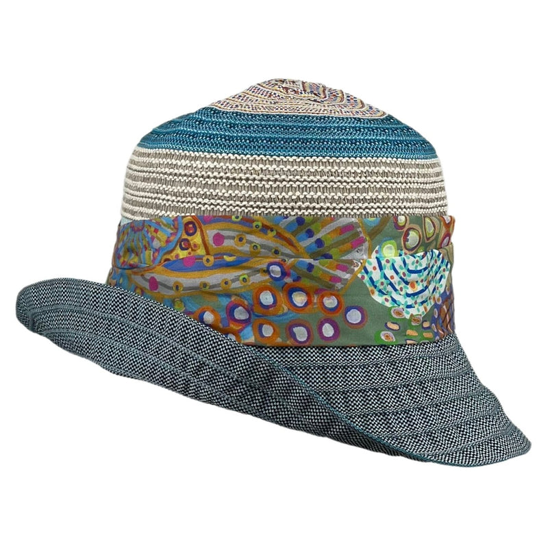 Stoffhut mit buntem Umbind