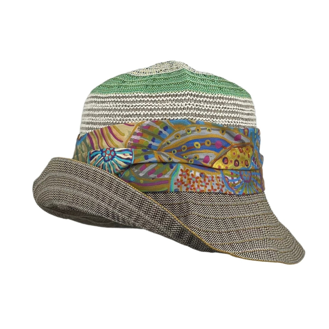 Stoffhut mit buntem Umbind