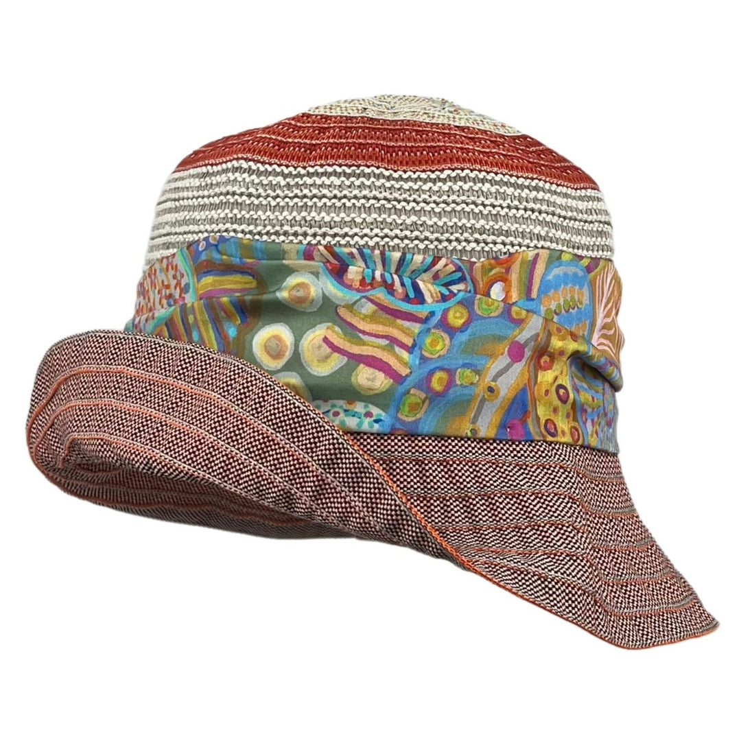 Stoffhut mit buntem Umbind