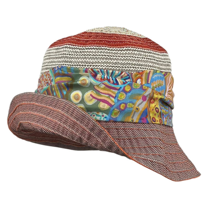 Stoffhut mit buntem Umbind