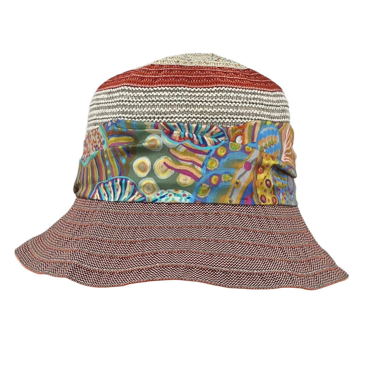 Stoffhut mit buntem Umbind